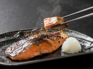 魚は骨抜き、素材のやわらかさ、大きさ、食べやすさに配慮